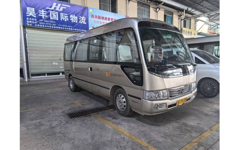 西双版纳旅游客运汽车有限公司 准乘18人九龙豪华中巴客车 电话：13378788737